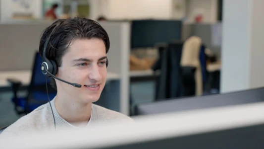 Afbeelding van een jonge man van de klantenservice met headset.