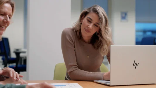 Decoratieve foto van een vrouwelijke collega van de Regionale Belasting groep, welke bezig is op haar computer