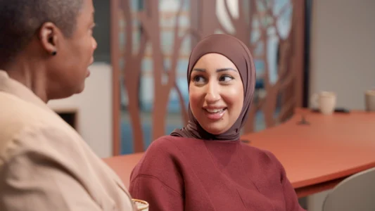 Decoratieve foto van twee vrouwelijke collega's van de Regionale Belasting groep, welke met elkaar in gesprek zijn.